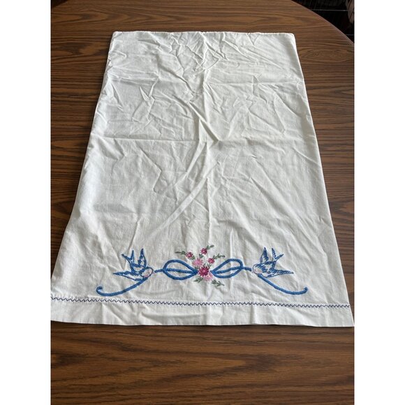 Set of two white pillowcases with embroidered birds and flowers - Picture 1 of 6